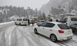 Nisan'da yağan kar Antalya-Konya yolunu kapattı