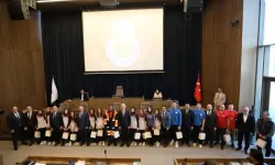 Sokakta bulduğu 100 bin TL'nin sahibini arayan temizlik personeli ödüllendirildi