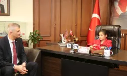 Başkan Sezer koltuğunu Aslı Çırak’a devretti