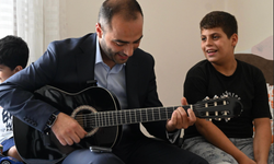 Başkan Vekili Karadeniz’den Efe’ye Gitar Sürprizi