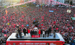 Özgür Özel Adalet Sarayı önünde iktidara meydan okudu!