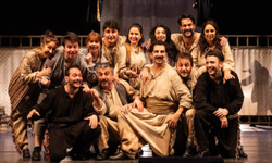 Eşeğin Gölgesi  sahnede; Adaletin, karmaşanın ve mizahın gölgesine davetlisiniz