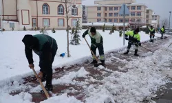 Ankara Keçiören'de kar küreme ve tuzlama seferberliği