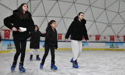 Ankara Keçiören'de sömestir eğlencesi gerçek buz pistinde