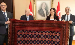 Öcalan'dan Bahçeli'ye 'Barış ve Demokrasi Kilimi' dokuma kilim hediye edildi