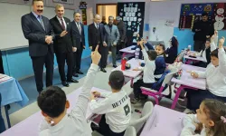 Gölcük'te Başkan Sezer, öğrencilerin karne heyecanına ortak oldu