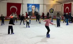 İstanbul Bakırköy'de buz pisti ara tatil gözdesi