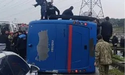 İstanbul'da cezaevi nakil aracı devrildi: 19 yaralı