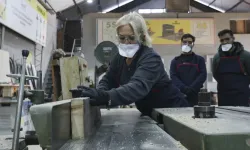 Mersin'de kadın mobilya ustaları yetiştiriyor