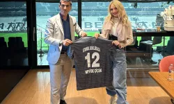 Nevide Çiçek'e Anlamlı Hediye! Özgür Subaşı'ndan İstanbul Gençlergücü forması