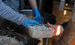 Antalya'da Mobil Aşevi'nden sıcak yemek ikramı