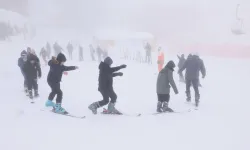 Çocukların Uludağ'da kar keyfi