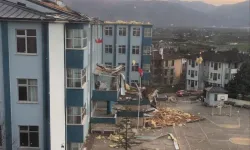 Düzce'de çatısı hasar gören okulda eğitime 1 gün ara!