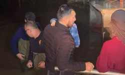 Manisa'da selde mahsur kalan aileyi itfaiye kurtardı