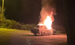 Akçakoca'da park halindeki araç alev alev yandı