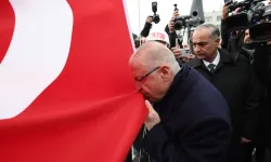 Bakan Güler, şanlı sancağı Çanakkale'de göndere çekti