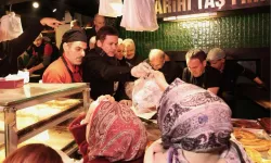 Bursa Osmangazi'de Başkan Aydın'dan Abdal Meydanı'nda sahur ikramı