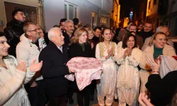 Bursa'da Başkan Bozbey sahurda Arnavut böreği ve tatlı topladı