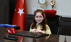 Başkan Özmen Makam koltuğunu minik öğrencilere devretti