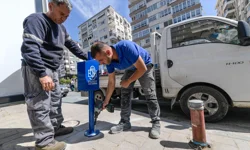 İzmir'de duraklara 3 binin üzerinde çöp kovası