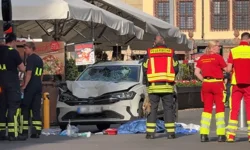 Araç yayalara daldı! 2 ölü, çok sayıda yaralı var
