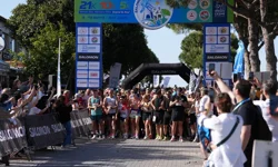 Rekor katılım... 43 ülkeden 3 bin 450 sporcu rüzgar eşliğinde koştu