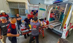 İzmir'de apartman boşluğuna düşen vatandaşı itfaiye kurtardı