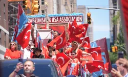 New York'ta Türk bayraklarıyla coşkulu yürüyüş... Binlerce kişi Manhattan'ta buluştu