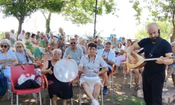 Antalya Muratpaşa'da yaşlılar türkülerle buluşuyor