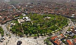 Çarşının Ortasında Yükselen Farklı Silüet