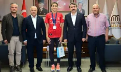Milli tekvandocu madalya sevincini Oktay Yılmaz'la paylaştı