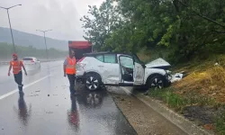 Yağış nedeniyle savrulan otomobil kaza yaptı