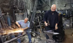 İzmir Kemeraltı'nın son ustaları direniyor... Çekiç sesleriyle yaşayan miras