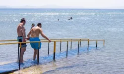İzmir'de engelli yurttaşlar denizle buluşuyor