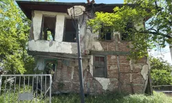 Gölcük'te riskli metruklarda yıkıma devam