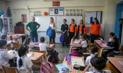 İzmir Güzelbahçe'de öğrencilere kırtasiye desteği