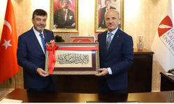 YÖK Başkanı Prof. Dr. Özvar'a Filistinli öğrenciden anlamlı hediye...