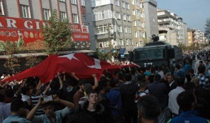Sultangazi'de vatandaşlar BDP binası ablukaya aldı