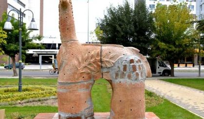 Soma'da ölenlerin anısına pişmiş topraktan 301 baret