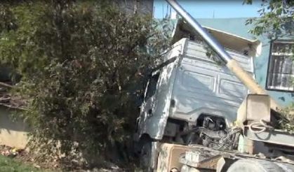 Hafriyat kamyonunun açık kalan damperi üst geçide çarptı