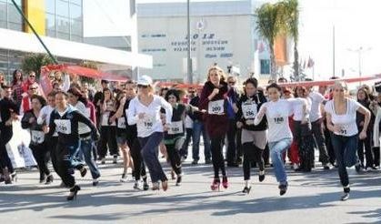 Topuklu ayakkabı ile koşu yarışı