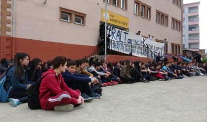 Rize'de okulları kapatılacak liselilerden sessiz oturma eylemi