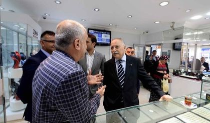 MHP adayı Ekmeleddin İhsanoğlu Eyüp Sultan esnafını ziyaret etti