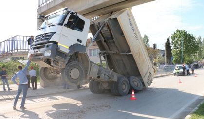 Samsun Vezirköprü'de damperli araç üst geçide takılıp şaha kalktı!