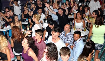 Ece Seçkin elbisesiyle yürek hoplattı