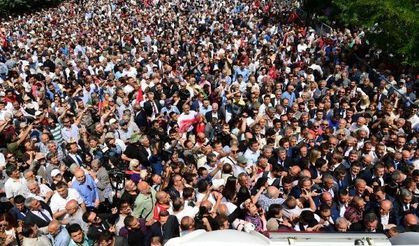 Muharrem İnce,  Cumhurbaşkanı adaylığı çalışmasını İlk Meclisin önünde konuşup Cuma namızı kılarak başlattı