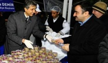 Fatih belediyesi 5 bin kase aşure dağıttı 