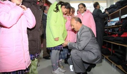 Sultangazi Belediyesi'nden öğrencilere mont hediye edildi 