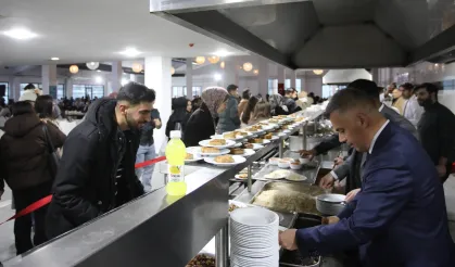 AİÇÜ'de ilk iftar öğrencilerle açıldı