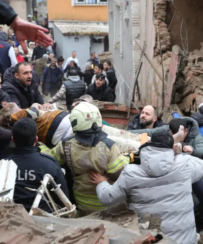 Fatih'te çöken binada son durum: 1 Ölü, 10 yaralı!